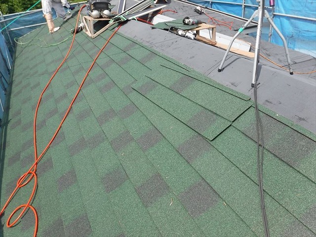 屋根材を下から取り付け